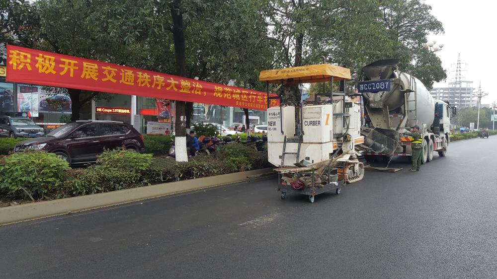 為什么說(shuō)路緣石滑模機(jī)是混凝土滑模攤鋪的好幫手呢？