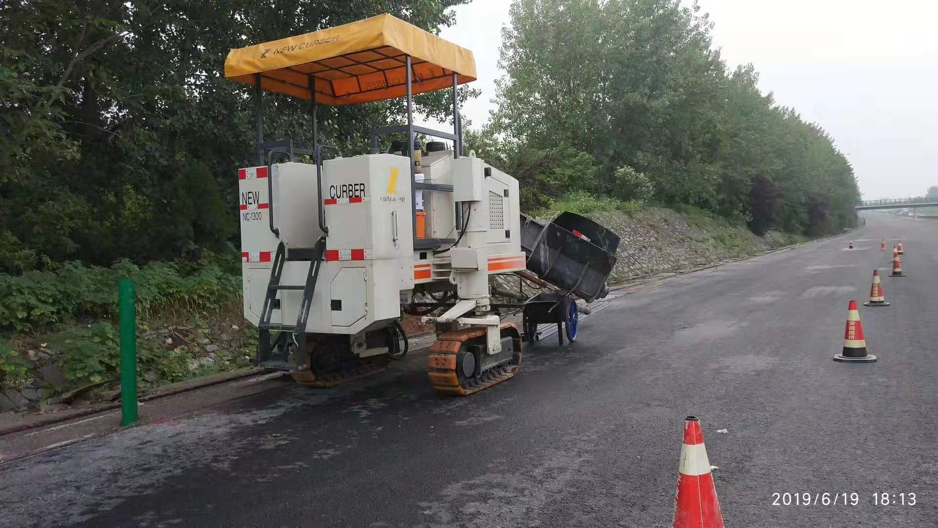路面攤鋪開始前，務(wù)必要對(duì)混凝土路緣石滑模攤鋪機(jī)的性能進(jìn)行全面檢查