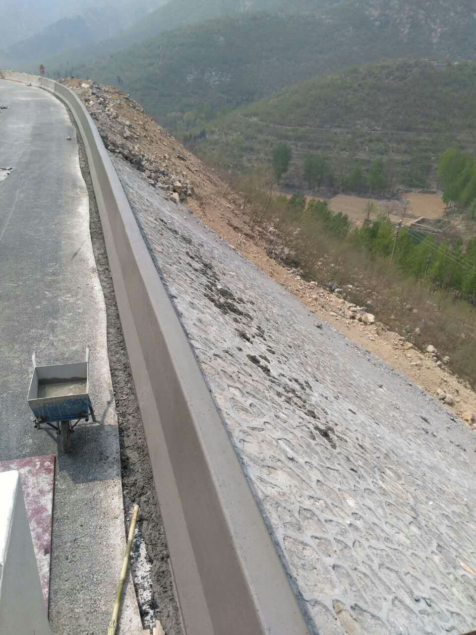 無論何種工況，路緣石滑模機(jī)都能完美運(yùn)行